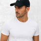 Un homme porte la Casquette Imperméable Running noir