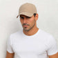 Un homme porte la Casquette Imperméable beige
