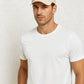 Un homme porte la Casquette Imperméable crème