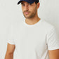 Un homme porte la Casquette Imperméable et Respirante bleu​
