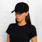 Une femme porte la Casquette Imperméable noir