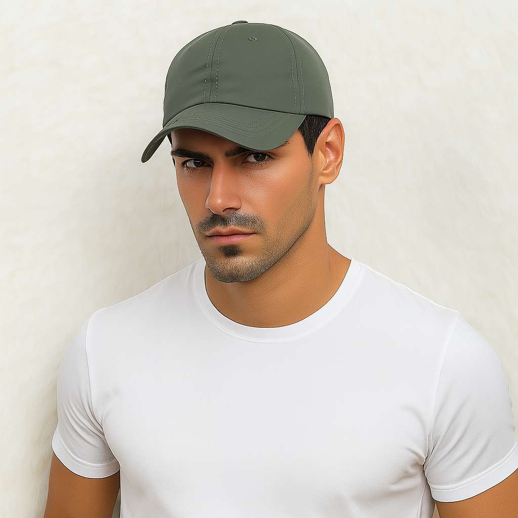 Un homme porte la Casquette Imperméable verte
