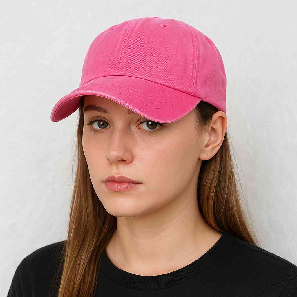 Une femme porte la Casquette Jean Rose