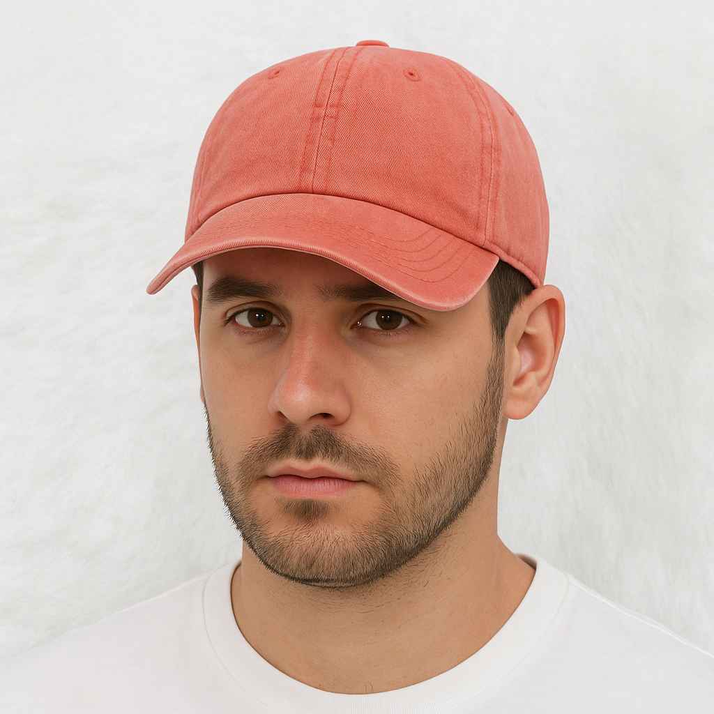 Un homme porte la Casquette Jean Saumon