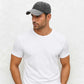 Un homme porte la Casquette Jean Streetwear