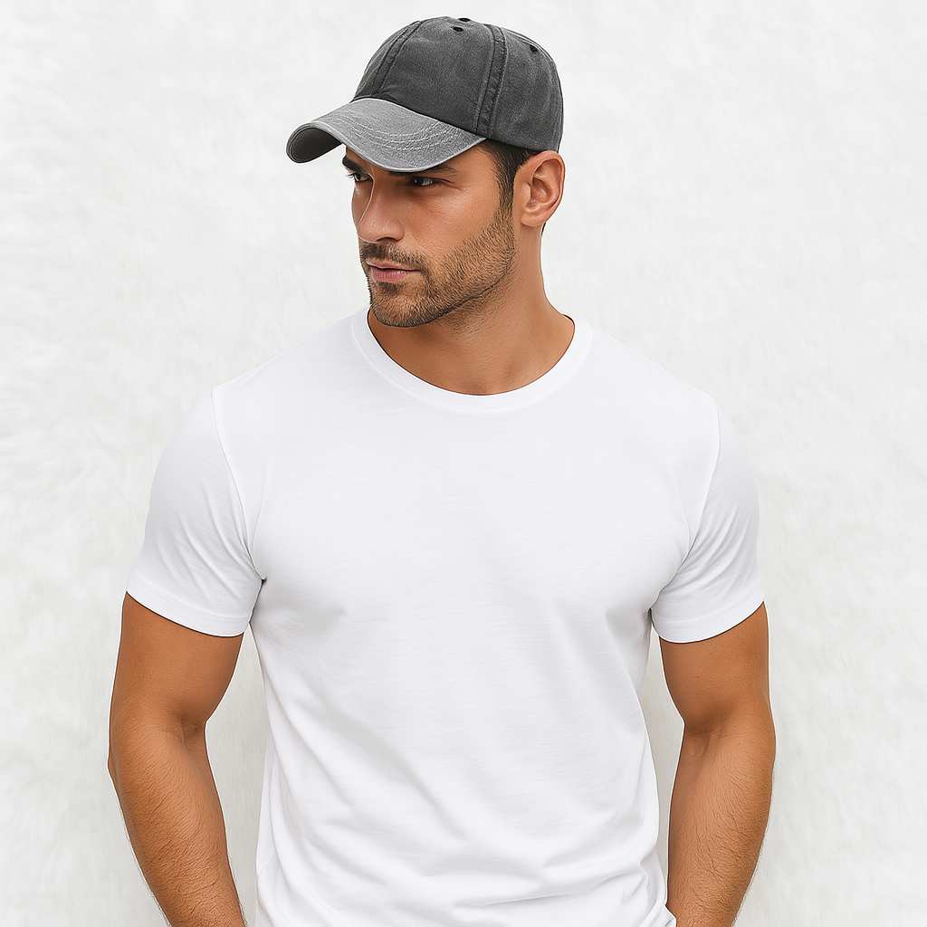 Un homme porte la Casquette Jean Streetwear