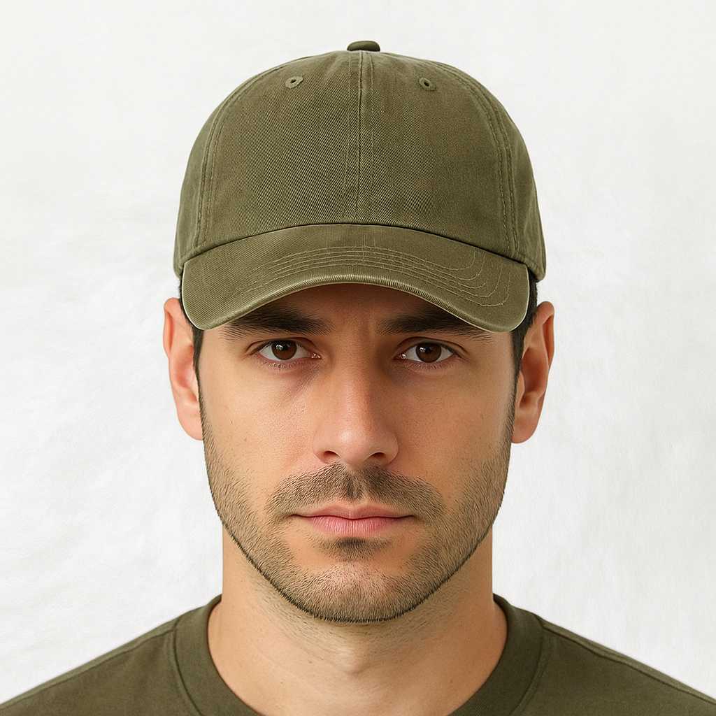 Un homme porte la Casquette Jean Vert