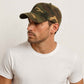 Un homme porte la Casquette Militaire Armée