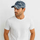 Un hommee porte la Casquette Militaire Pixel