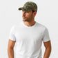 Un homme porte la Casquette Militaire Plaine