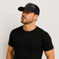 Un homme orte la Casquette Militaire Trucker Camouflage Noir