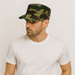 Un homme porte la Casquette Militaire Vintage Armée