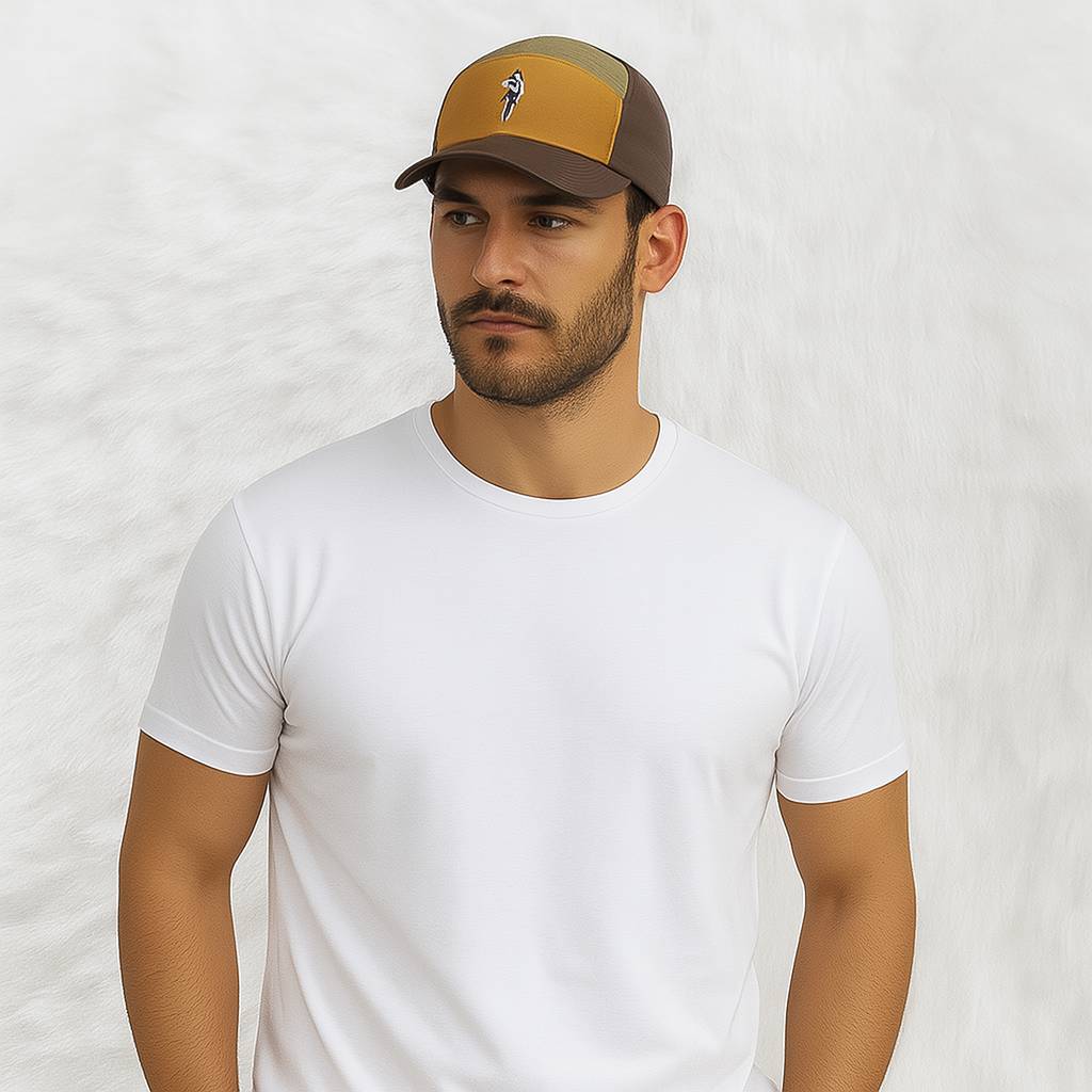 Un homme porte la Casquette Minimaliste Jaune