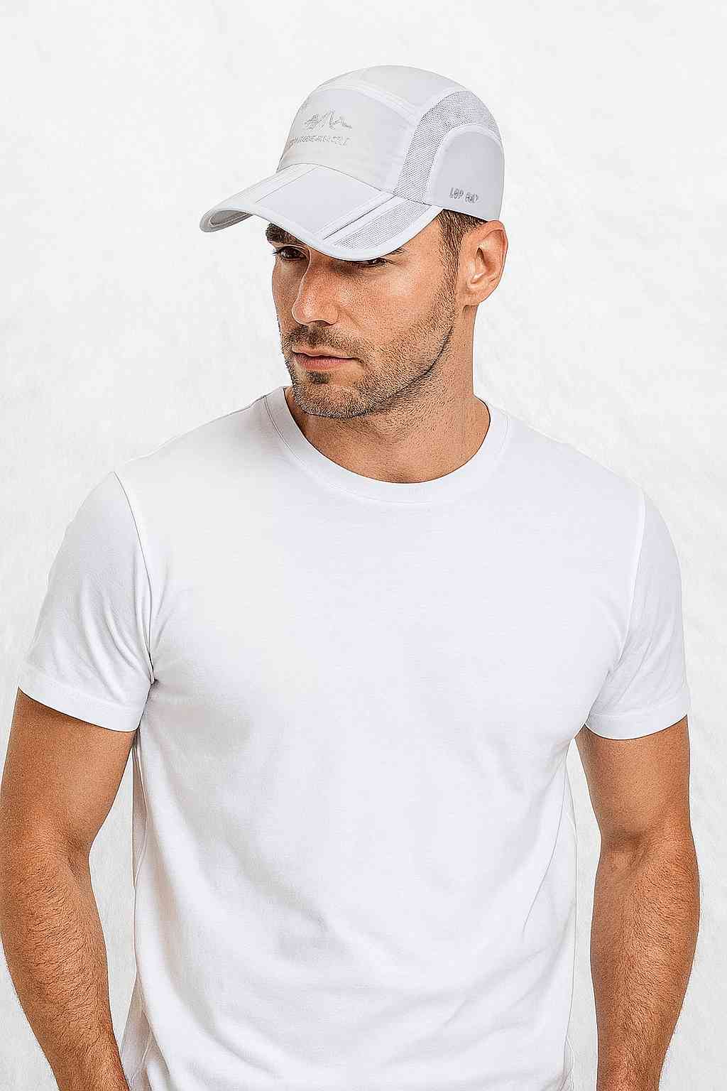 Un homme porte la Casquette Montagne blanche