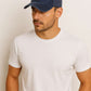 Un homme porte la Casquette New York Marine