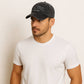 Un homme porte la Casquette New York Noire