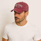 Un homme porte la Casquette New York Rouge