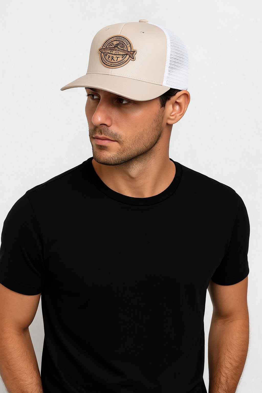Un homme porte la Casquette Pêche Trapper beige
