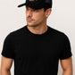 Un homme porte la Casquette Pêche Trucker noir 