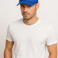 Un homme porte la Casquette Pécheur poisson bleu