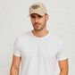 Un homme porte la Casquette Paris beige