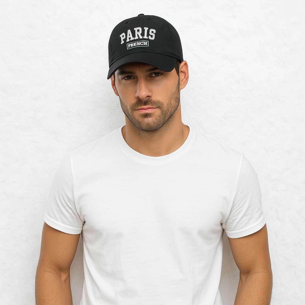 Un homme porte la Casquette Paris noir