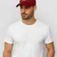 Un homme porte la Casquette Paris rouge