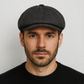 Un homme porte la Casquette Peaky Blinders .