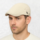 Un homme porte la Casquette Plate Ajustable Beige