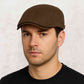 Un homme porte le Casquette Plate Ajustable Café