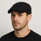  Un homme porte la Casquette Plate Chasse.
