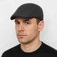 Un homme porte la Casquette Plate Été Grise