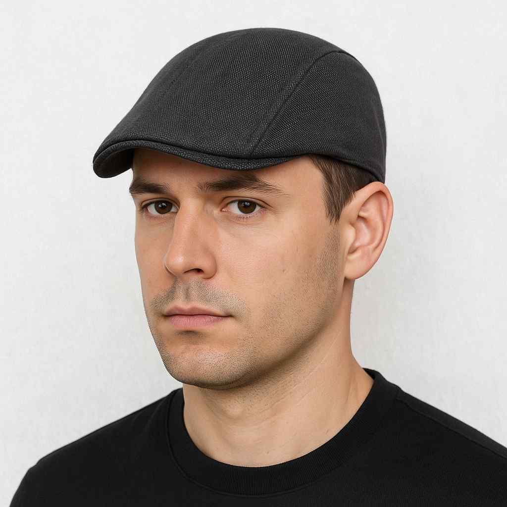 Un homme porte la Casquette Plate Été Grise