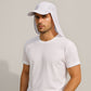 Un homme porte la Casquette Protège Nuque blanche