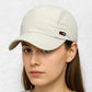Une femme porte le Casquette Randonnée Femme Gris clair