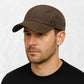 Un homme porte la Casquette Randonnée Homme