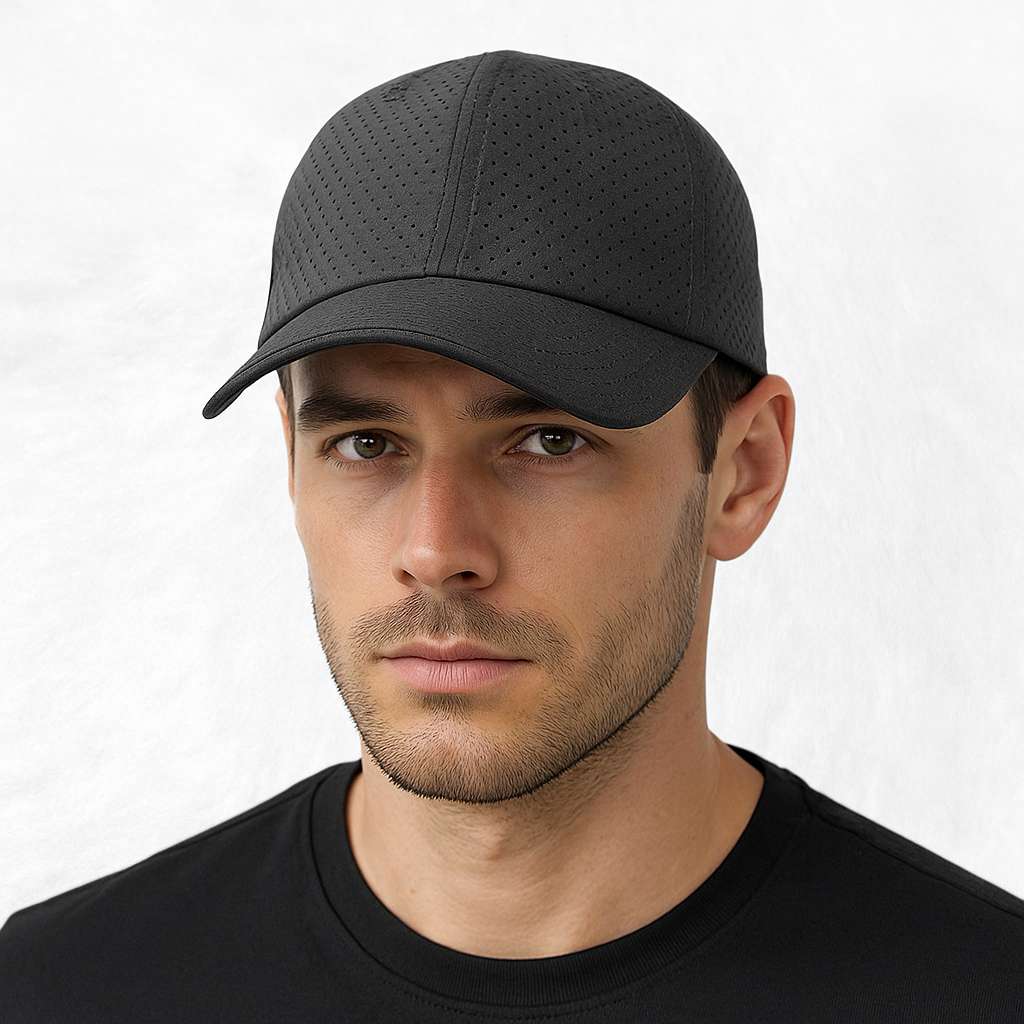 Un homme porte la Casquette Respirante Sport