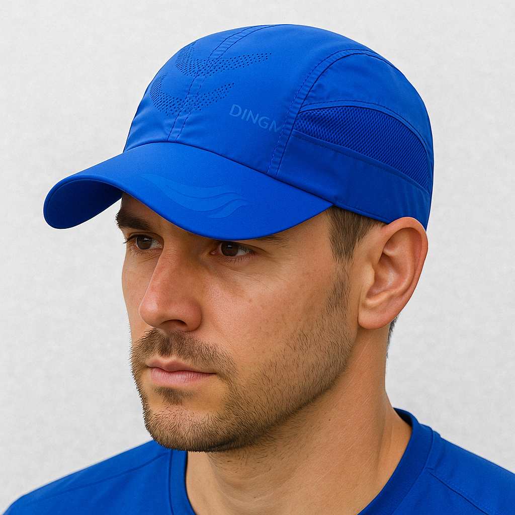Un homme porte le Casquette Run Bleue 