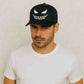 Un homme porte la Casquette Smiley Démon
