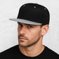 Un homme porte la Casquette Snapback visière plate noir & gris