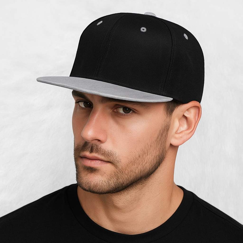 Un homme porte la Casquette Snapback visière plate noir & gris