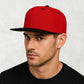 Un homme porte la Casquette Snapback visière plate noir & rouge