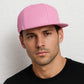Un homme porte la Casquette Snapback visière plate rose