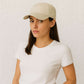 Une femme porte la Casquette Sport Femme Beige