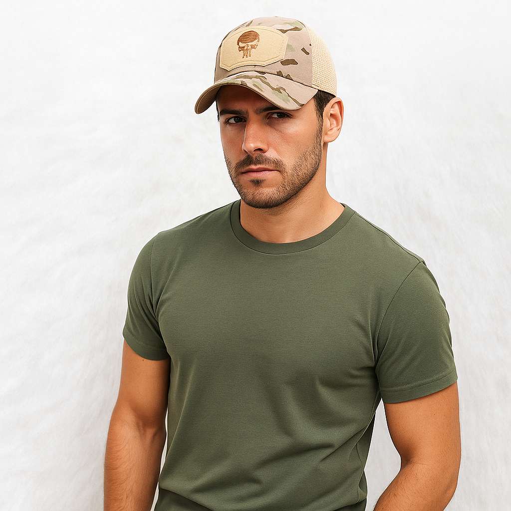 Un homme porte la Casquette Tête de mort Camouflage Désert 