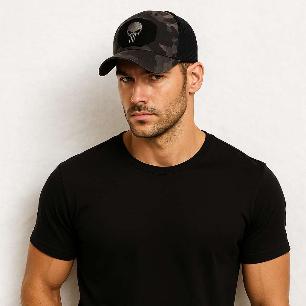 Un homme porte la Casquette Tête de mort Camouflage Noir 