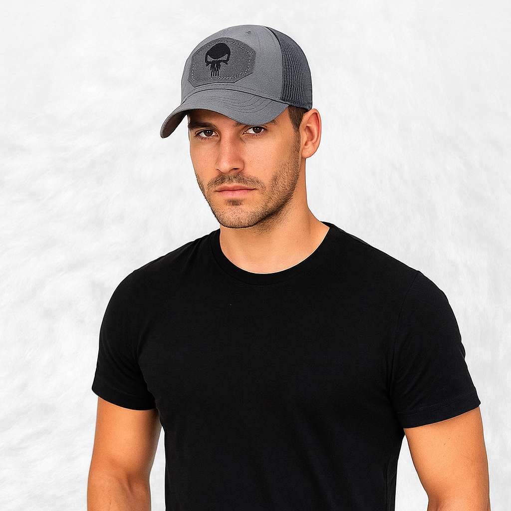 Un homme porte la Casquette Tête de mort grise