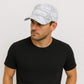Un homme porte la Casquette Tennis Blanche