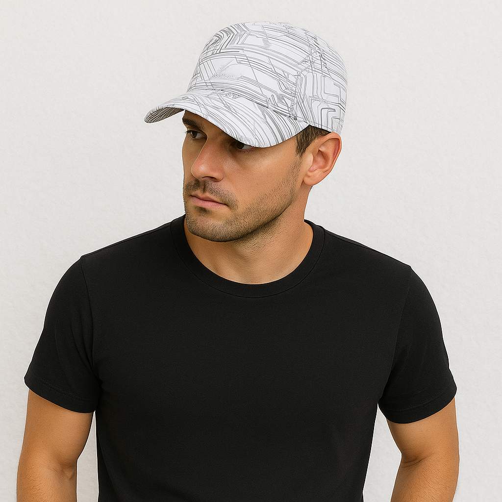 Un homme porte la Casquette Tennis Blanche