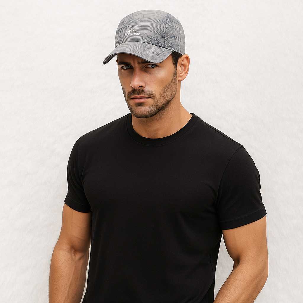 Un homme porte la Casquette Tennis Gris clair